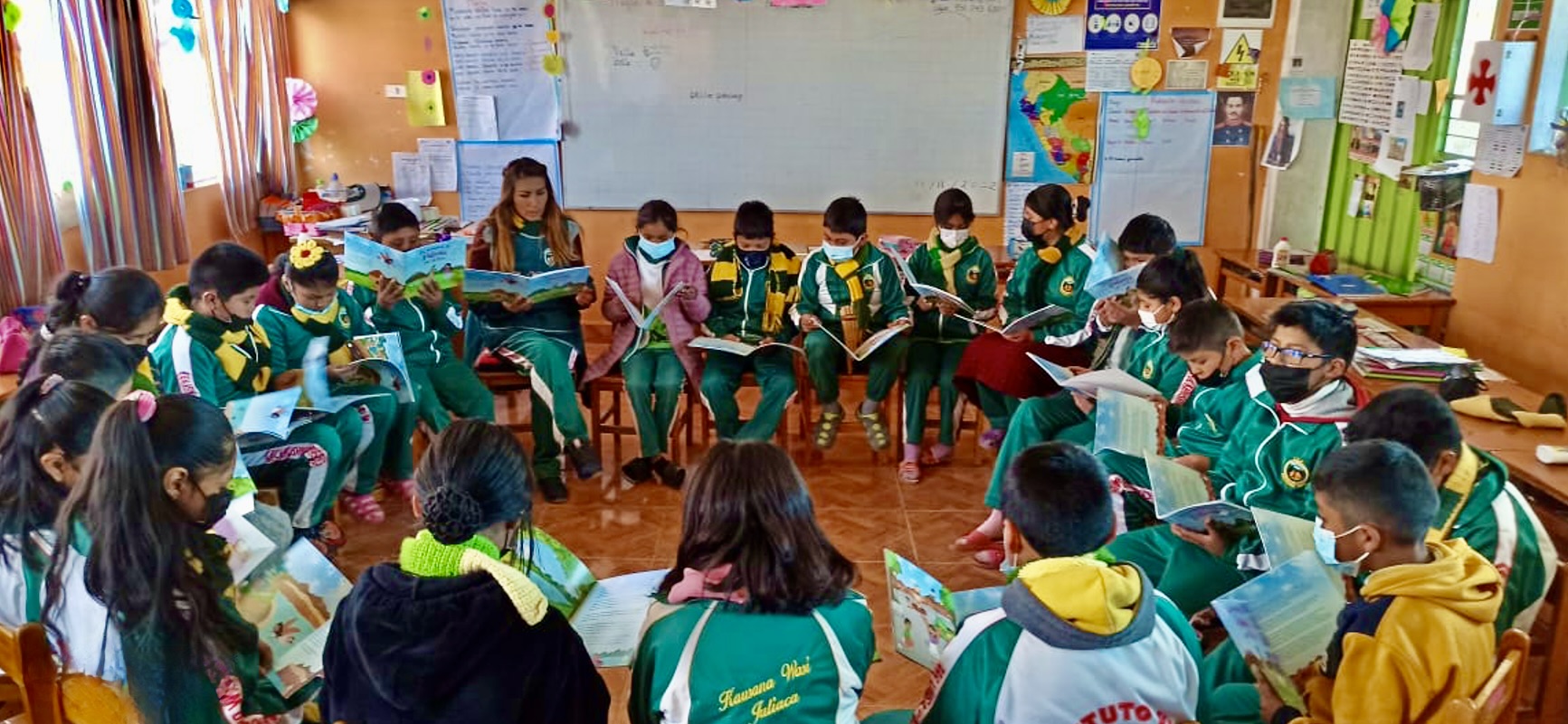 Image of children reading in a circle in Puno, Peru